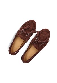 Bruine suède mocassinschoenen met een geweven structuur, franjes en leren binnenzolen. Voorzien van contrasterende witte oogjes voor de veters.
