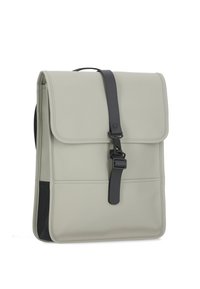 Zaino in materiale sintetico grigio con chiusura a fibbia nera, design a pattina e due tasche frontali; texture liscia e forma minimalista.