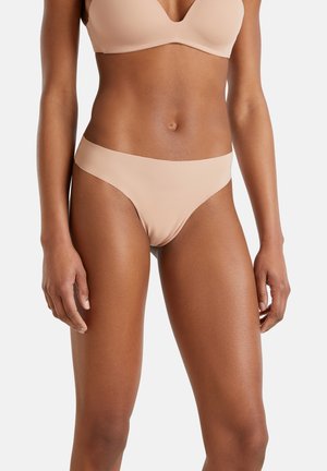Bas de bikini beige sans couture avec une texture lisse, design taille basse et large ceinture. Ajustement près du corps avec une couverture minimale.