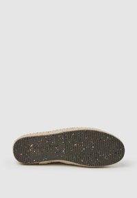 Espadrille-Sneaker-Sohle mit einer strukturierten, schwarzen GummOberfläche, die mit bunten Sprenkeln durchzogen ist, und einer beigen, mit Jute umwickelten Zwischensohle.