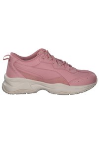 Chaussure de sport rose avec une tige en cuir lisse, des accents en daim texturé et une semelle rembourrée. Dispose d'un système de laçage et d'une languette d'extraction à l'arrière.