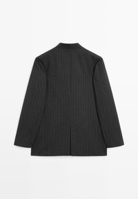 Tmavě šedý oblekový sako s proužky leží rovně, ukazuje zadní část s dlouhými rukávy a středovým rozparkem na spodní straně.