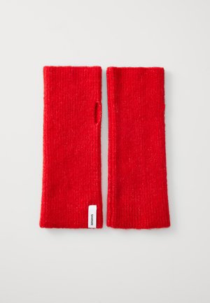 Rode gebreide vingerloze handschoenen met een zachte textuur, voorzien van een duimopening en een klein wit label aan één zijde.