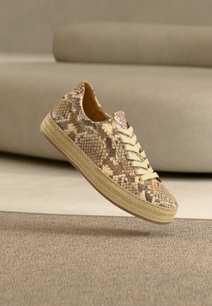 Viegls sporta apavu ar fakturētu čūskādas rakstu bēšā un brūnā krāsā, ar krēmkrāsas šņorēm un austu zoli.