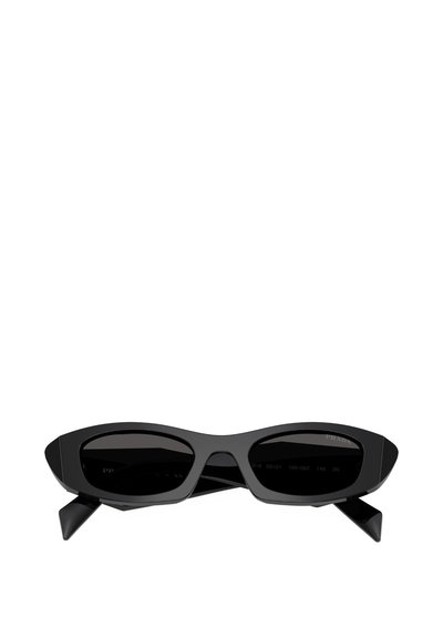 Occhiali da sole neri con design a occhi di gatto, finitura opaca, forma angolare, lenti scure e dettagli appuntiti sulle astine; marchio minimale all'interno della montatura.