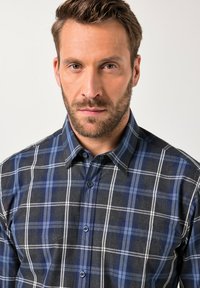 Camisa a cuadros azul y gris en tejido entrelazado, con cuello formal y botones en la parte delantera, con un patrón texturizado para un detalle adicional.