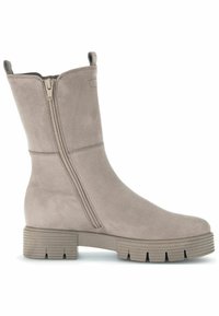 Taupe-farbene faux Wildleder ankle boots mit einem seitlichen Reißverschluss, robuster Gummisohle und Zuglasche; glatte Oberfläche und abgerundete Zehenform.