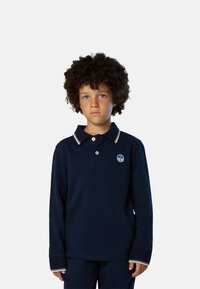 Polo a maniche lunghe blu marino con colletto e polsini a righe chiare, dotato di due bottoni e un logo rotondo sul lato sinistro del petto.