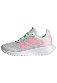 Scarpa atletica grigia con accenti rosa, parte superiore in rete, lacci verde menta e suola bianca leggera. Presenta tre strisce rosa parallele sul lato.