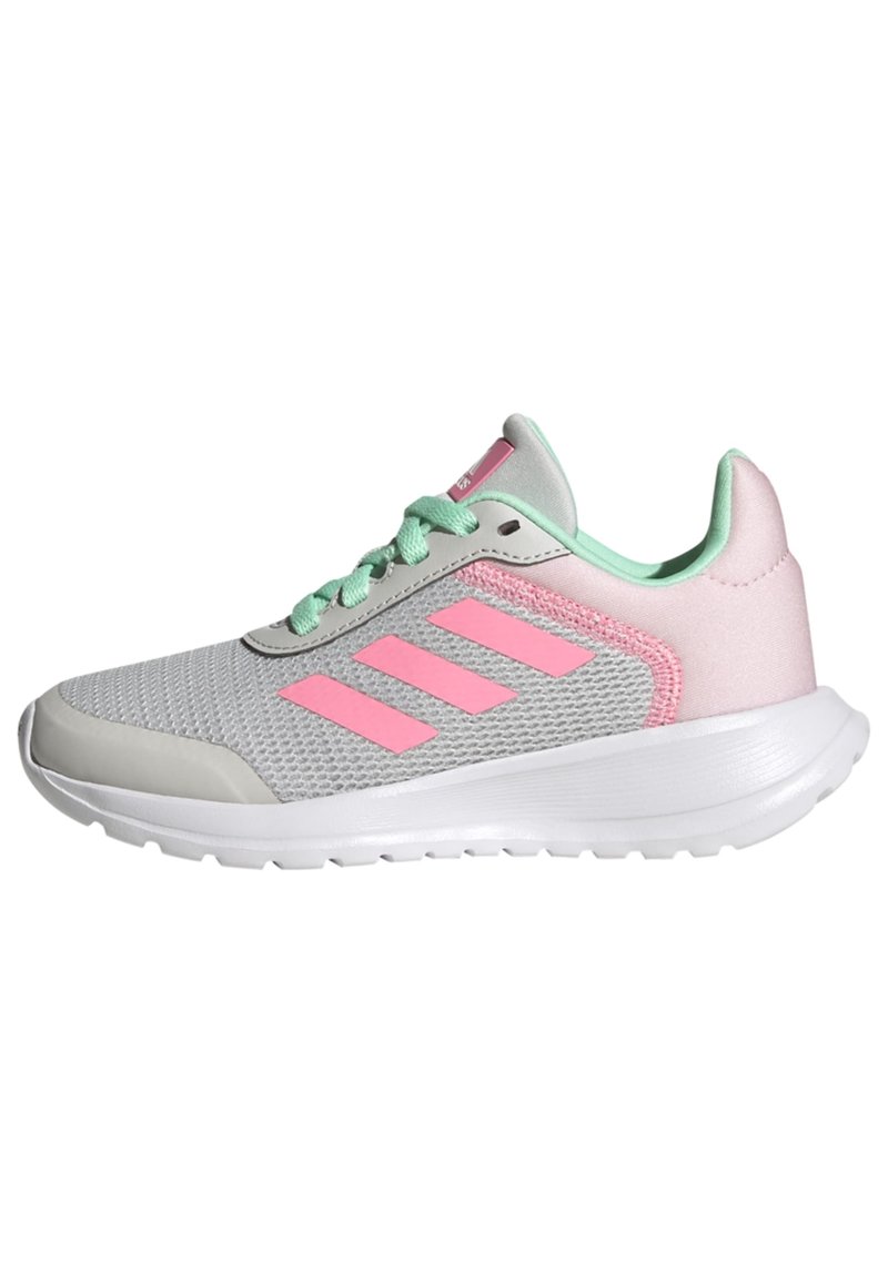Scarpa atletica grigia con accenti rosa, parte superiore in rete, lacci verde menta e suola bianca leggera. Presenta tre strisce rosa parallele sul lato.