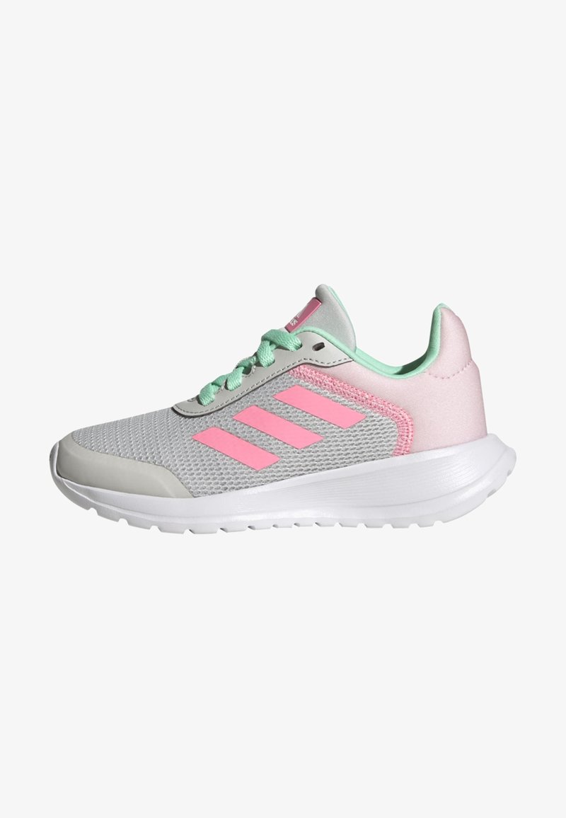 Scarpa atletica grigia con accenti rosa, parte superiore in rete, lacci verde menta e suola bianca leggera. Presenta tre strisce rosa parallele sul lato.
