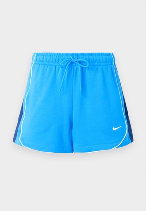 Μπλε αθλητικές κοντές βερμούδες με λευκή ρίγα κατά μήκος των άκρων, μπλε ναυτικό πλαϊνά πάνελ, ελαστική μέση, κορδόνι και μικρό λευκό λογότυπο Nike μπροστά.