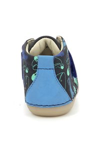Kinderschuh in Marineblau mit grünen und blauen Blumenmustern. Materialien aus Wildleder und Leder mit einem blauen Absatz und beige-farbenem Sohlen.