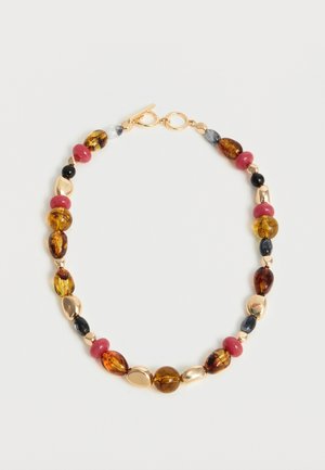 Mehrfarbige Perlenkette mit goldenen, bernsteinfarbenen, schwarzen, roten und grauen Perlen, mit einem goldenen Knebelverschluss auf weißem Hintergrund.