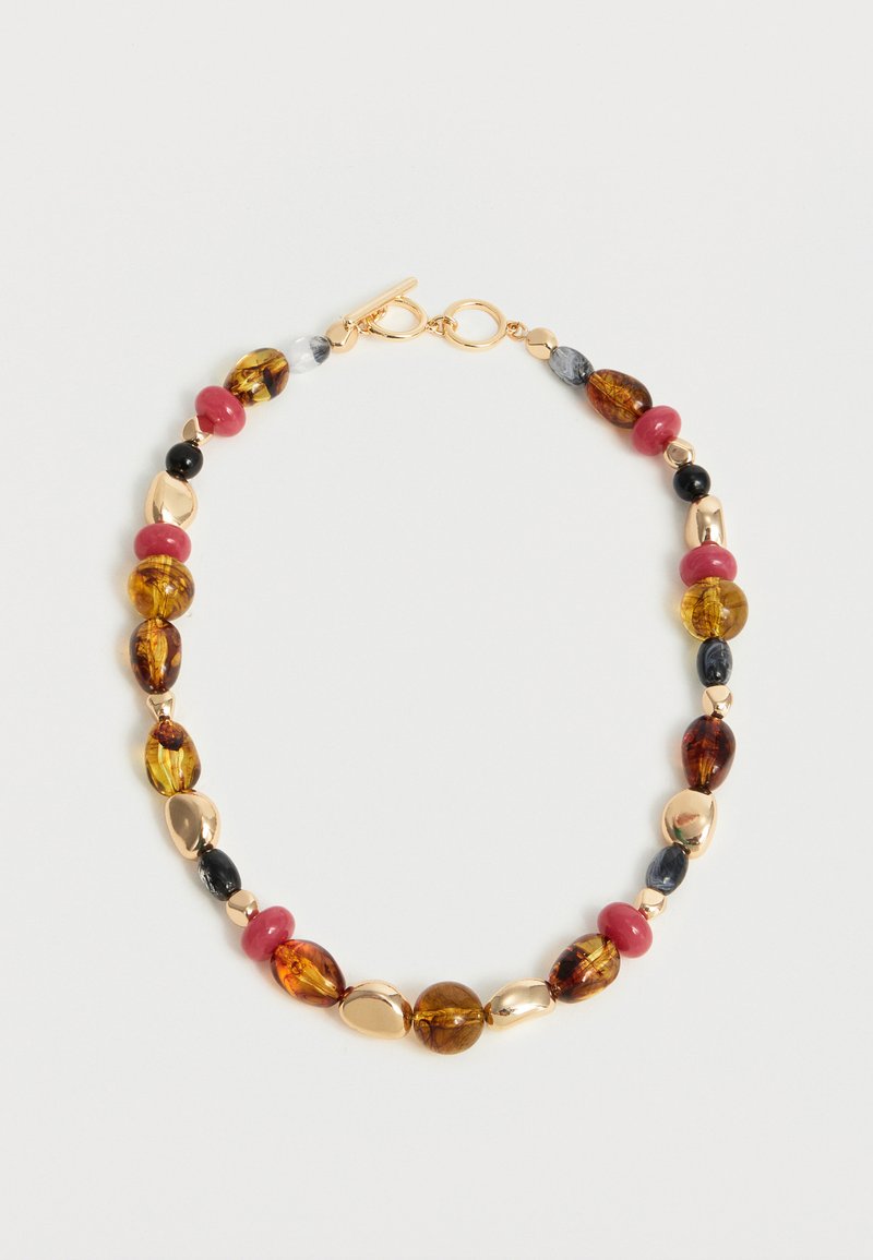 Πολύχρωμο κολιέ με χάντρες σε χρυσό, κεχριμπάρι, μαύρο, κόκκινο και γκρι, με χρυσό κούμπωμα τύπου τογκλ σε λευκό φόντο.