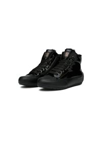 Schwarze patentierte High-Top-Schuhe mit glatter Oberfläche, ausgestattet mit Schnürverschluss, einem seitlichen Reißverschluss und einem strukturierten Rückengurt.