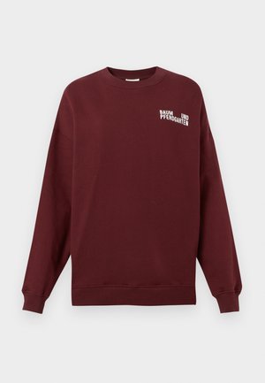 Bordeauxroter Pullover mit langen Ärmeln, Rundhalsausschnitt und weißem Textlogo mit der Aufschrift "BAUM UND PFERDGARTEN" auf der Vorderseite. Weiche Stofftextur.