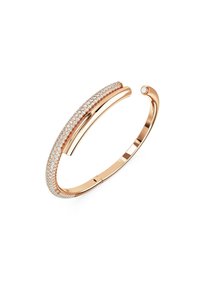 Bracciale a manica in oro rosa con una fascia liscia e una fila di cristalli trasparenti scintillanti lungo il bordo superiore. Design elegante e moderno.