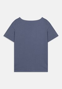 Top de manga corta y cuello redondo en suave algodón azul. Presenta un corte clásico y costuras limpias en el cuello y el dobladillo.
