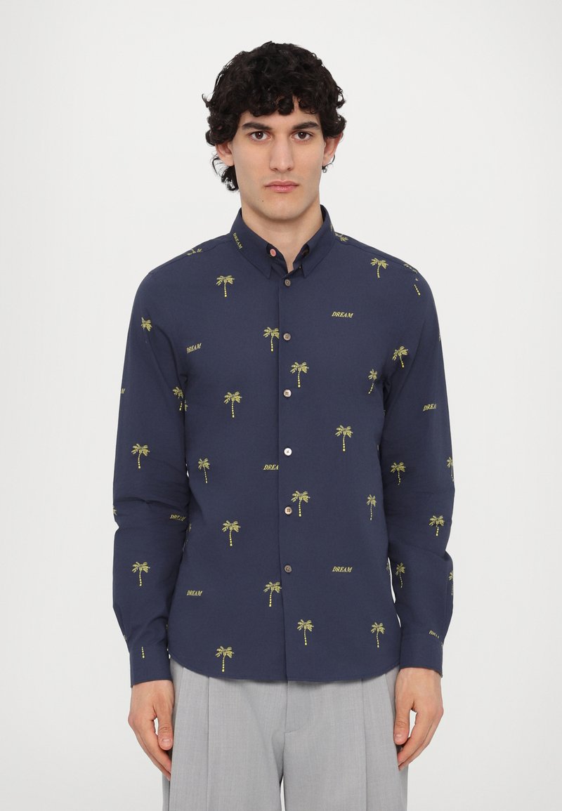 Camicia a maniche lunghe navy con motivi di palme e la scritta "DREAM", colletto a bottoni e bottoni a contrasto, realizzata in tessuto leggero.