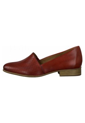 Chaussure slip-on en cuir rouge avec une tige texturée et un petit talon empilé. Présente un bout pointu et une doublure intérieure lisse.