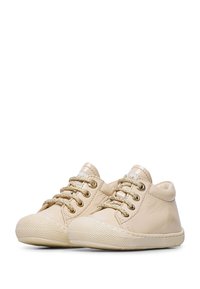 Sneakers per bambini in pelle beige con finitura testurizzata, punta rotonda, lacci dorati e suola in gomma con grip a motivo.