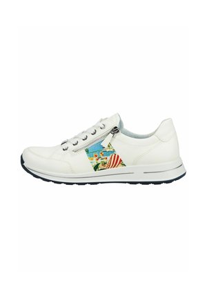 Hvid lav sneakers med lynlås i siden, snørebånd og farverigt strandtema stofpanel på ydersiden, sort detalje langs sålkanten.