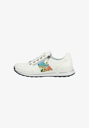 Bílá nízká teniska s bočním zipem, tkaničkami a barevným látkovým panelem s motivem pláže na vnější straně, detail s černým okrajem podrážky.