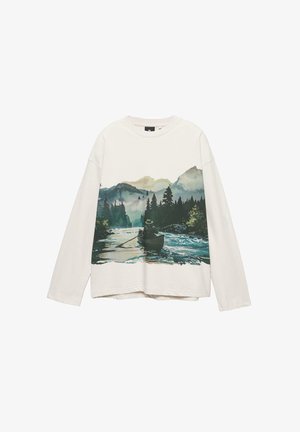 Katoenen langarmshirt in gebroken wit met een aquarelprint van een kano op een rivier omringd door bergen en bomen.