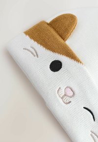 Biała wełniana czapka z brązowym wzorem zwierzęcej twarzy, z haftowanymi akcentami, takimi jak czarne oko i różowy nos, o miękkiej teksturze.