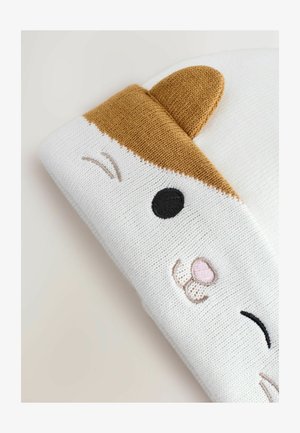 Witte gebreide muts met een bruin dierengezicht ontwerp, voorzien van geborduurde accenten zoals een zwart oog en een roze neus, zachte textuur.