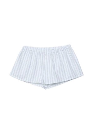 Weiße Herrenboxershorts mit dünnen vertikalen grauen Streifen und einem vorderen Knopf vor weißem Hintergrund.