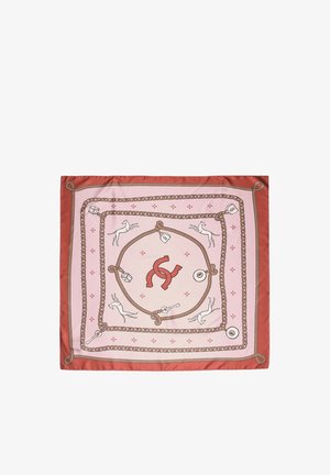 Foulard carré avec des bordures roses et rouges, présentant des fers à cheval, des clés, des dés, des chevaux et des pions circulaires dans un motif encadré de chaînes et de cordes.