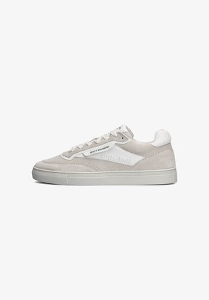 Lichtgrijze suède sneakers met een witte leren accent, platte veters, geperforeerde details en een rubberen zool. Klassiek sportief ontwerp.