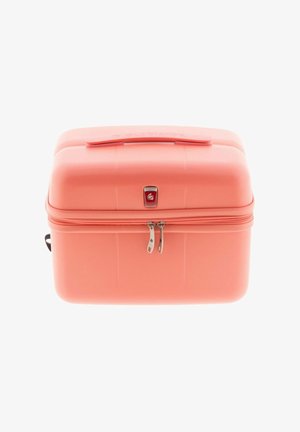 Estuche cosmético de color coral con carcasa dura, parte superior redondeada, doble cremallera, logo en relieve en la parte superior y asa resistente. Superficie texturizada.