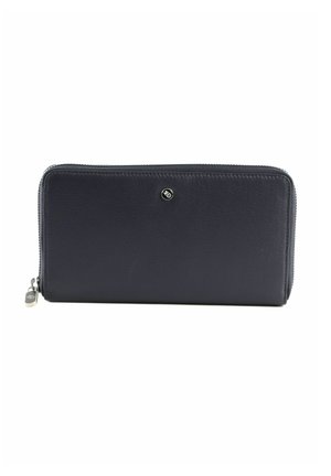 Portefeuille zippé en cuir marine, de forme rectangulaire, texture lisse, avec un logo argenté en accent et une tirette de fermeture éclair en métal.