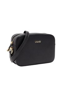 Svart crossbody-väska i läder med rektangulär form, guldfärgade detaljer, dragkedja och präglad "LIU JO"-logotyp på framsidan.