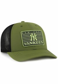 Olivgrüne Kappe mit schwarzem Mesh-Rücken, mit einem rechteckigen gestickten Patch, auf dem "NEW YORK" und "YANKEES" in grünen und grauen Streifen zu sehen sind.