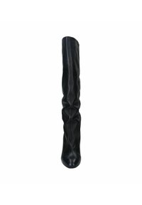 Botte en cuir noir au-dessus du genou avec une texture lisse, un bout pointu et des détails légèrement froissés le long de la tige.