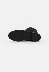 Boots ankle din suede negru, cu talpă din cauciuc plat, model texturat și un detaliu cu fermoar metalic pe lateral. Mărimea 37.