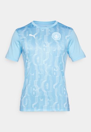 Lichtblauw sportshirt gemaakt van ademend materiaal. Heeft een subtiel numeriek patroon, korte mouwen en een ronde hals. Inclusief een logo op de borst.