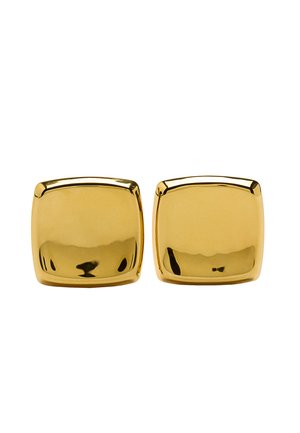 Złote kwadratowe kolczyki z gładką, błyszczącą powierzchnią i zaokrąglonymi krawędziami. Odbijająca wykończenie bez widocznych wzorów czy akcentów.