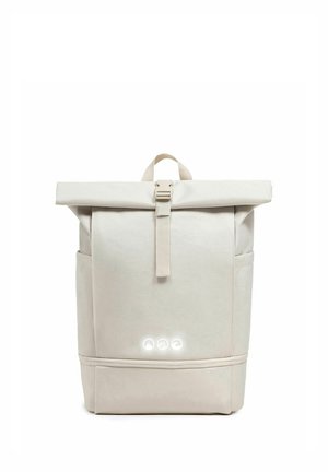 Zaino beige chiaro con chiusura a rotolo, fibbia frontale, tasche laterali e tre piccole icone nella parte inferiore centrale anteriore.