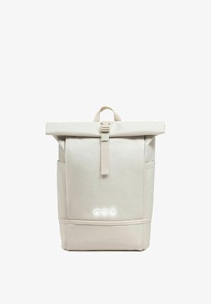 Hellbeiger Rolltop-Rucksack mit vorderer Schnalle, Seitentaschen und drei kleinen Symbolen auf der unteren mittleren Vorderseite.