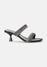 Sandali neri con tacco alto e due ampii cinturini decorati con strass, una suola metallica elegante e un design di tacco conico unico.