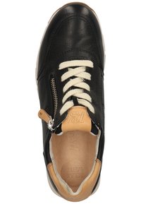 Sneaker nera in pelle con lacci crema, dettaglio con zip laterale, accenti beige sul tallone e sulla linguetta, texture liscia e design della punta rotonda.