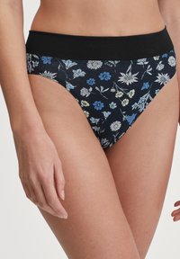Culotte noire à motifs floraux avec une taille élastique douce. Présente une variété de fleurs bleues, jaunes et blanches sur un fond sombre.