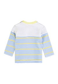 Camicetta a maniche lunghe di colore bianco con strisce orizzontali blu e gialle, caratterizzata da un colletto giallo a costine e realizzata in morbido cotone.