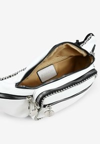 Bosanova CON TACHAS Y CADENA - Bum bag - blanco