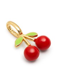 Colgante de oro con forma de cereza que presenta dos cerezas rojas y hojas verdes sobre un fondo blanco, sujeto a un lazo marcado con "NUCLARU."